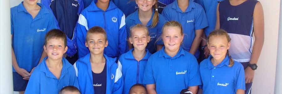 Voor vlnr is TJ du Plessis, Hayward Valentine, GenÃ© Cornelius en Joy Hans. 2de ry vlnr is Philip Colyn, Ralph Smit, Karli-Mari Groenewald, Janka du Toit en Nel Stieger. 3de ry vlnr is Adrian Hage, JoanÃ© Cohn, Nadine Groenewald, Daniel Hanekom en George Groenewald. Ager vlnr is Nadia Pieterse, Anrie van Niekerk, Caitlyn Otto, Marzhan Roux, Bianca Heydenrych en Dehan Botha.